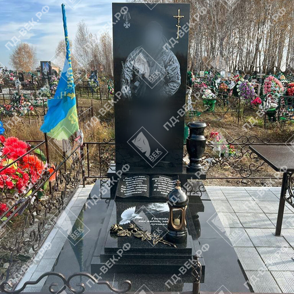 Мужской памятник с фото и постаментом из гранита в Барабинске